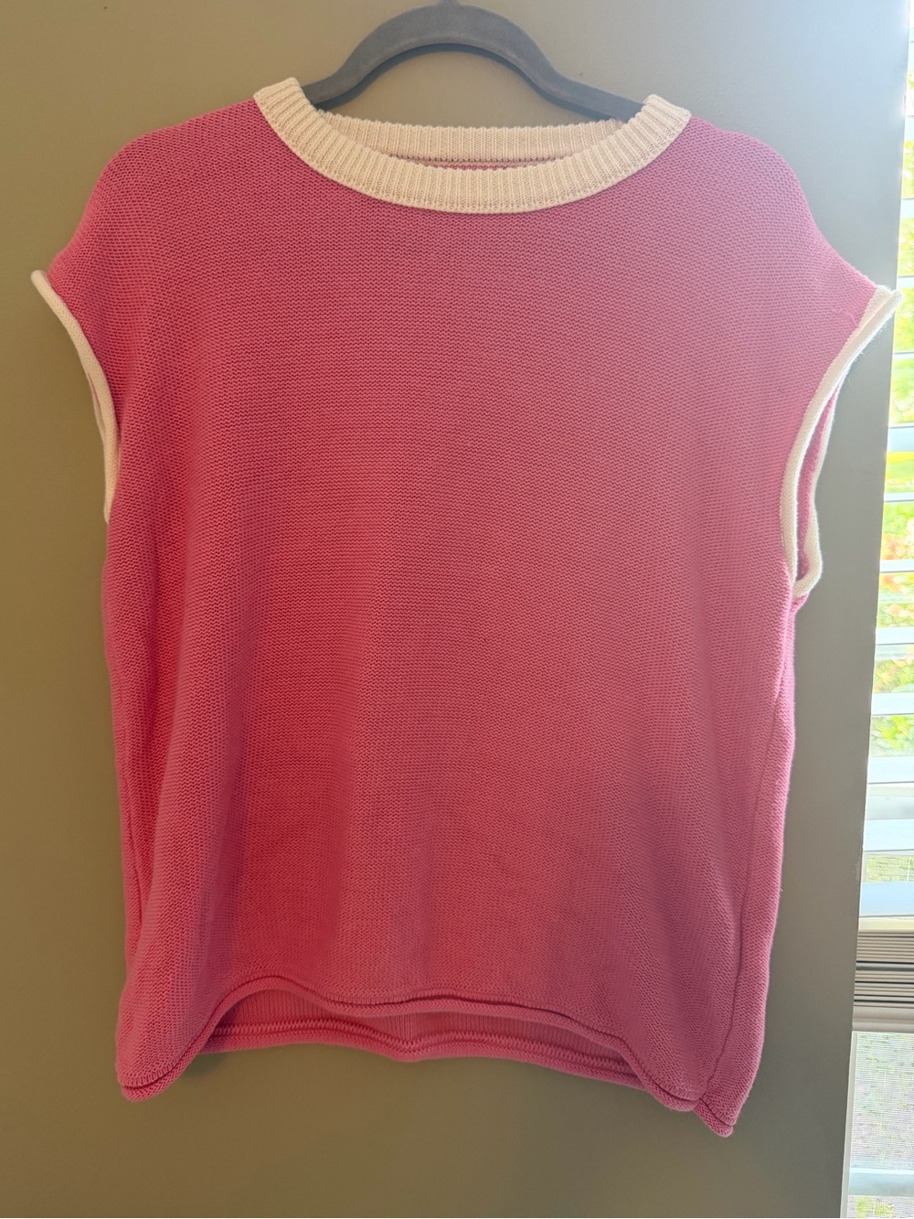 Sleeveless Pink Knit Sweater with Contrast Trim